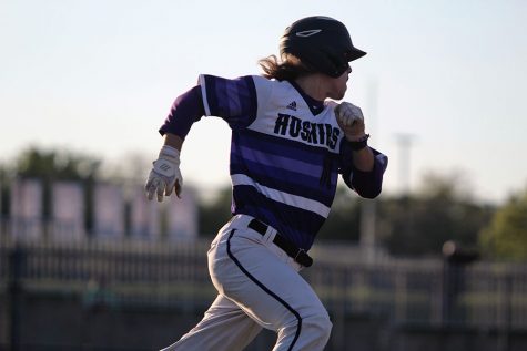 Huskies drop Saints, 5-3