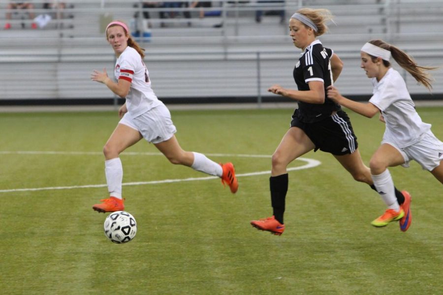 Senior+Grace+Fugate+dribbled+up+the+field+Monday%2C+May+14+in+the+first+game+of+regionals.